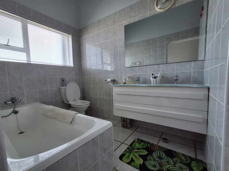 4 Bedroom Property for Sale in Stilbaai Wes Western Cape